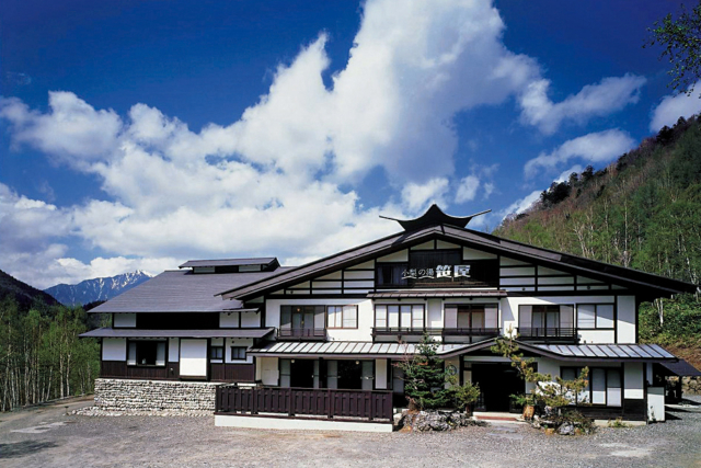 白樺林の中にたたずむ風情ある宿「小梨の湯 笹屋」