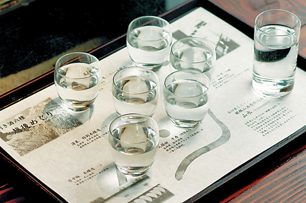 厳選された魚介と6種の地酒を飲み比べ「葱ぼうず」<新潟タウン>