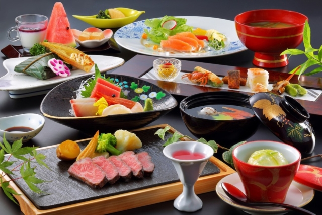 湖や山並みを望める純和風宿「仙峡の宿 銀山荘」