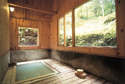 乳白色の湯は源泉かけ流し「白船荘 新宅旅館」