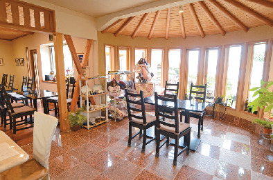 アットホームな雰囲気のなかカジュアルランチのおもてなし「カフェ&オーベルジュ里休」