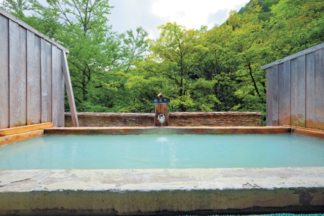 渓流を望む露天風呂と名物料理で満たされる「煤香庵」