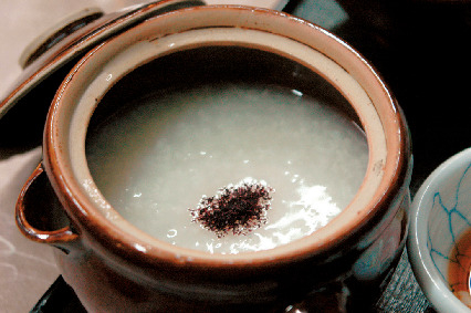 渓流を望む露天風呂と名物料理で満たされる「煤香庵」