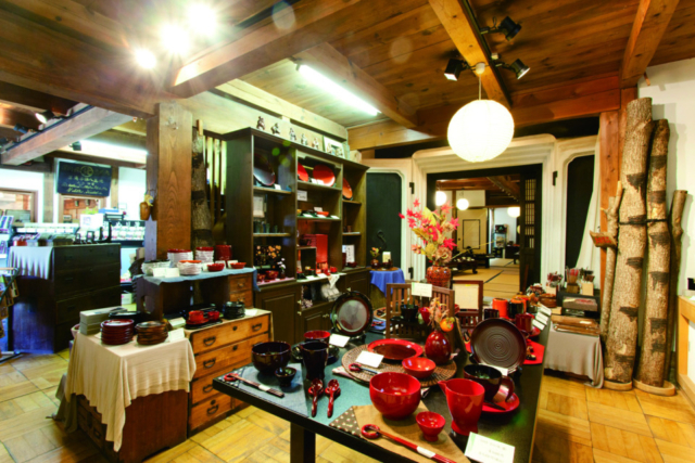 【福島・喜多方×サイクリング⑦】レトロな蔵で買い物と喫茶を「漆器蔵 会津野」