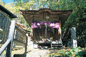 健康を願って多くの人が訪れる「薬師堂」