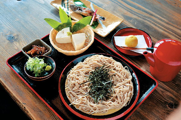 西湖のほとりでそばを堪能「彩呼亭」