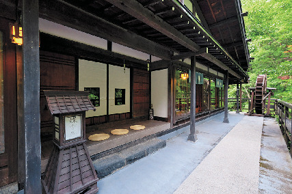 渓流を望む露天風呂と名物料理で満たされる「煤香庵」