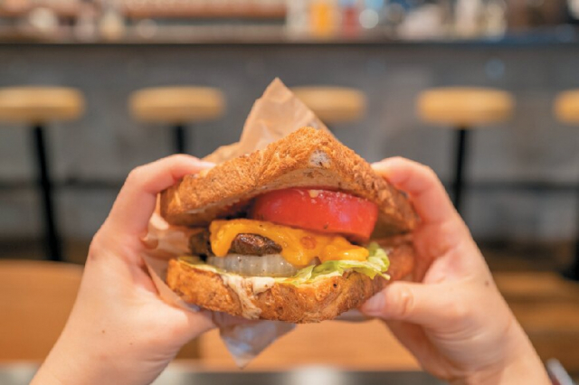 スイーツもお酒も楽しめるカフェ「GIVE ME CHOCOLATE」