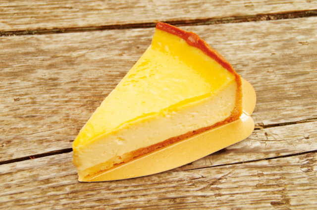 1カットの食べきりサイズ「上高地チーズタルト」