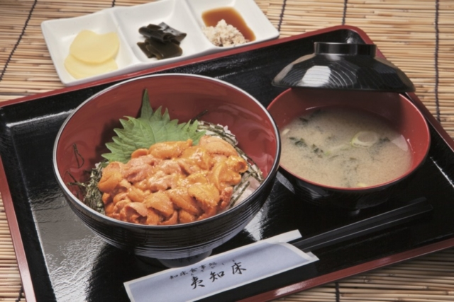 【ウトロ漁港の鮮魚を味わうならココ】お食事処 夷知床