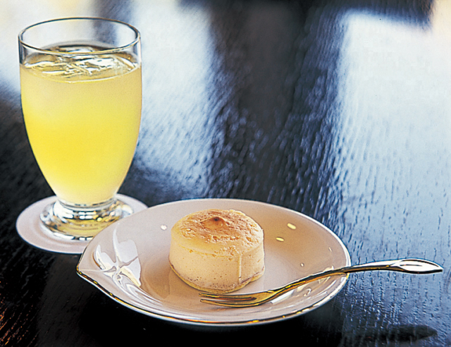 大正池を望む特等席でプチケーキをいただく「レストランレイクビュー」