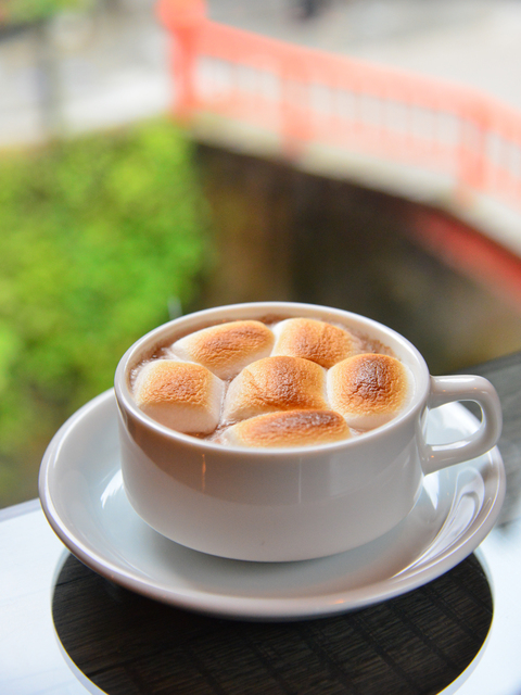 温泉街を望むレトロなカフェ「酒茶房 クリエ」