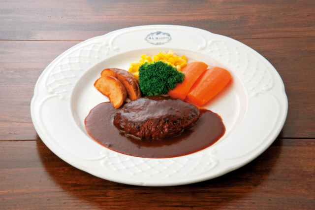 湖を望む客席でシェフ自慢の料理を「マ・メゾン西湖店」