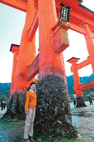 いざ大鳥居へ!砂浜から歩いて大接近