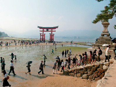いざ大鳥居へ!砂浜から歩いて大接近