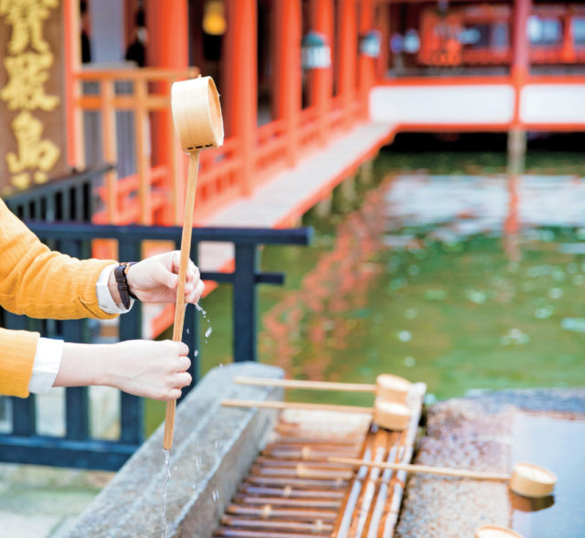 い:手水所で心身を清める