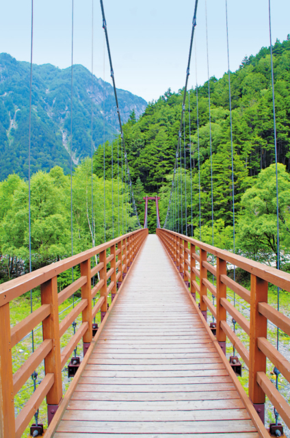 【上高地×明神~徳沢・横尾コース】④雄大な穂高連峰の主稜線が姿を見せる「横尾大橋」