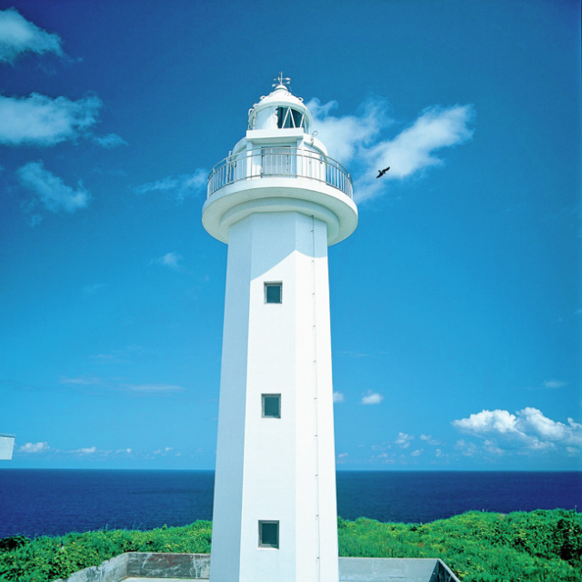 【佐渡島観光モデルコース:1日目②】佐渡最北端の白い灯台「弾埼灯台」