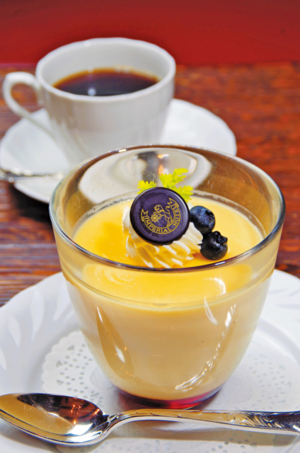 マントルピースたたずむラウンジで伝統の味を「グリンデルワルト」