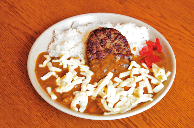 ソファでくつろぐランチタイム「やまのらうんじ」