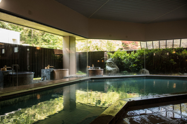 源泉掛け流しの露天風呂 趣あるモダン和風旅館「高見屋別邸 久遠」