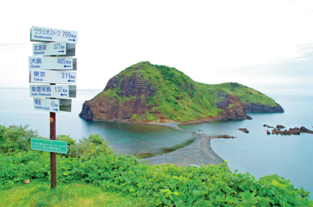 【佐渡島観光モデルコース:1日目③】まるで2匹の亀のよう「二ツ亀」