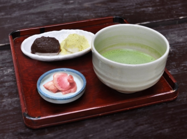 2246段ある石段の中間にある「二の坂茶屋」