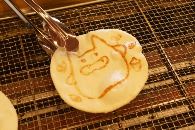 【温泉街のおすすめスポット⑨】premium SENBEI 田