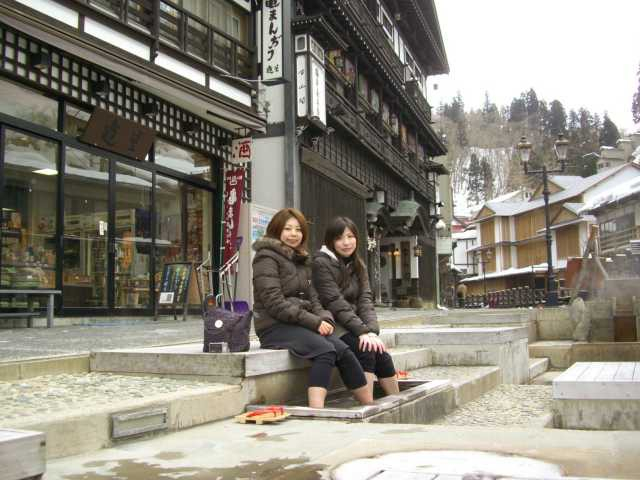 温泉街を眺めながらリラックス「和楽足湯」