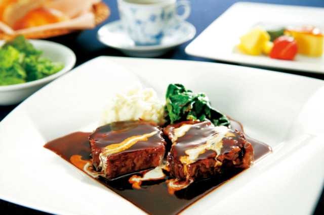 伝統のデミソースを味わう至福のひととき「五千尺ホテル上高地GRAND」