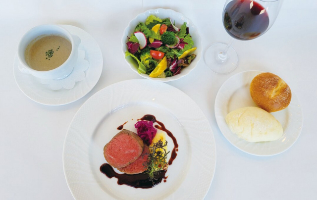 【河口湖のおすすめランチスポット】富士山を望むテラスで優雅なひととき「森のレストラン」