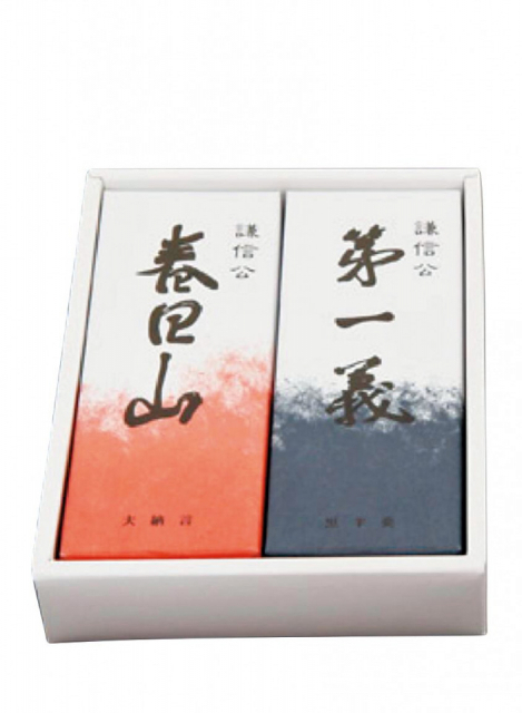 最上級黒糖の黒羊羹「第一義」と大納言小豆の小倉羊羹「春日山」の2本入り3240円