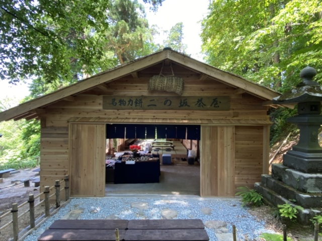 2246段ある石段の中間にある「二の坂茶屋」