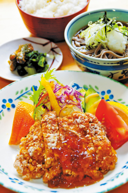 山荘カフェで味わう絶品山賊焼き「グリーン・ポット」