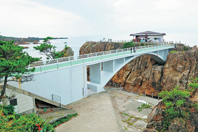 【佐渡島観光モデルコース:1日目⑥】断崖絶壁が連なる景勝地「尖閣湾(揚島遊園)」