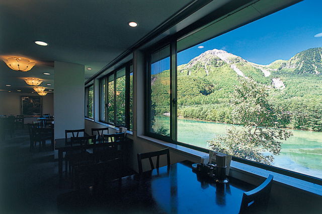 見事な眺望が料理のスパイスに「レストランレイクビュー」