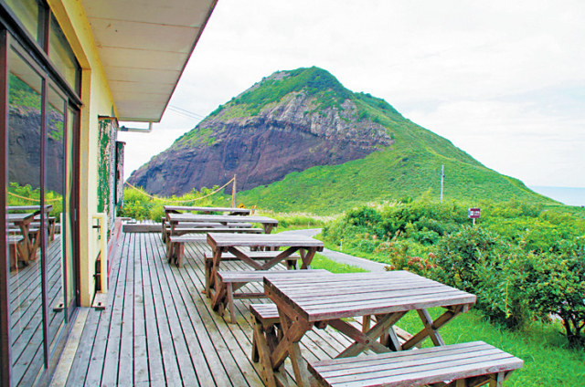 【佐渡島観光モデルコース:1日目④】絶景テラスで絶品ランチ!「おおのがめロッジ」