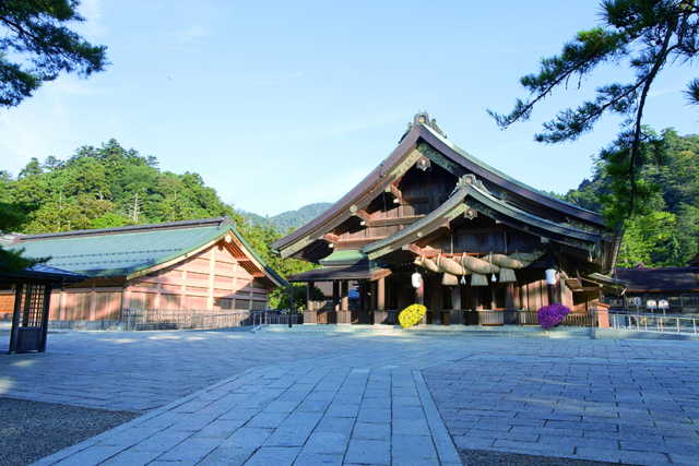 神様へのお参りは3つのお社で