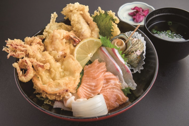 ふぐの天ぷらを豪快な丼で味わう「彦島シーレディース」