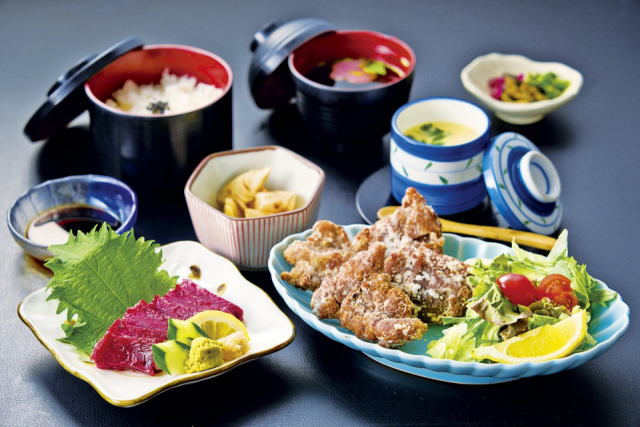 貴重な鯨を多彩な料理で味わう「北海釜めし 林家」