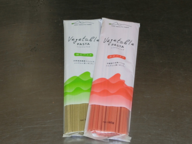 【阿蘇みやげ】バジルで作った緑のパスタ / トマトで作った赤のパスタ
