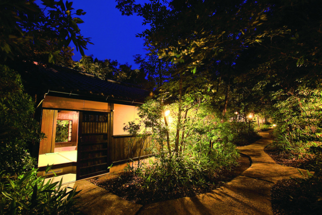 離れ形式の貸切風呂が点在「岳の湯地獄谷温泉 裕花」