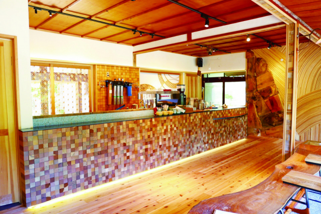 広大な枯山水の庭を眺める「ホトリテイ(畔亭)」