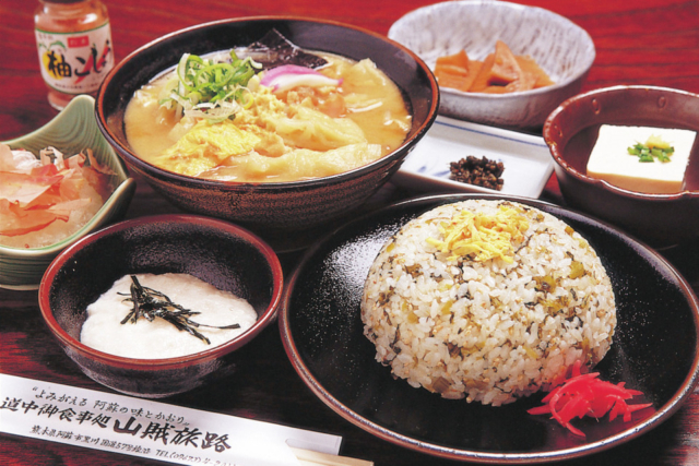 フカフカの高菜めしが名物「山賊旅路」