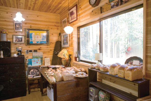 【阿蘇】森の中にひっそりと建つ隠れ家的パン屋さん「天然酵母パンの店 ラヴィ」