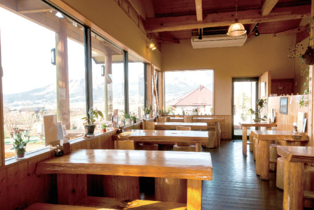 【阿蘇】阿蘇五岳を眺めるイートインスペース併設のパン屋さん「郷のパン工房 グランツムート」