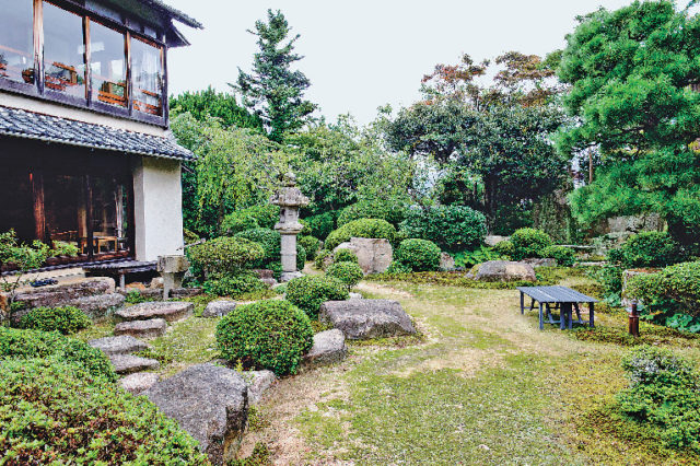 広大な枯山水の庭を眺める「ホトリテイ(畔亭)」