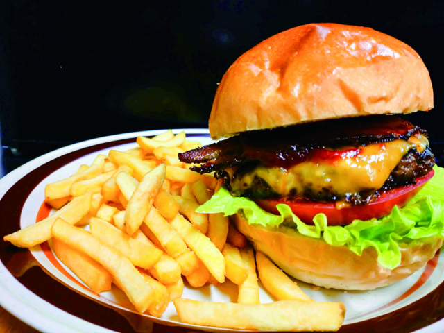 手作りのバンズで挟むあか牛のパテ「DENORY'S DINER」