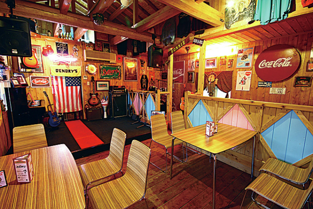 手作りのバンズで挟むあか牛のパテ「DENORY'S DINER」