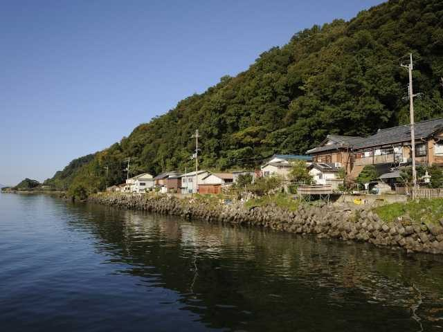 日本で唯一、人が暮らす湖上の島へ!沖島さんぽ